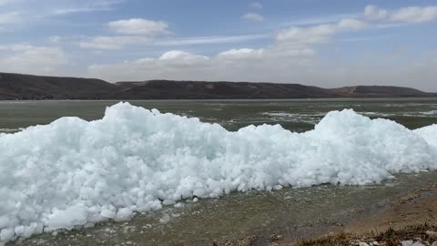 String Winds Drive Ice Barrier onto Crooked Lake