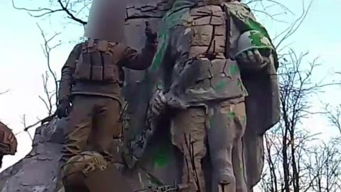 Avdivka Russian troops raised the flag in the monument of the center