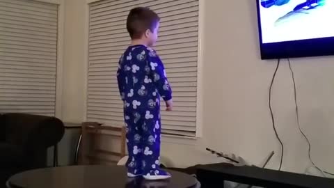 This kid loves to sing and dance (frozen)