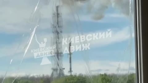🇷🇺🇺🇦 Footage of a TV tower falling in Kharkov.