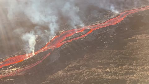 A-GLOW-HA: Mesmerising Footage Shows Hawaiian Volcano's Awesome Lava Spill