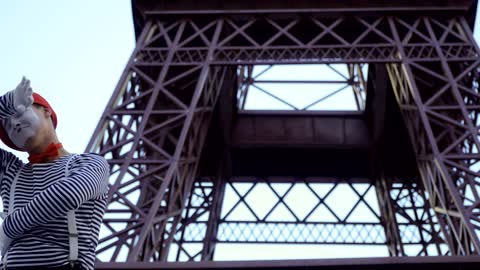 Mime in front of the Eiffel tower