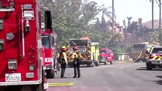 'Devastating' wildfire destroys California mansions