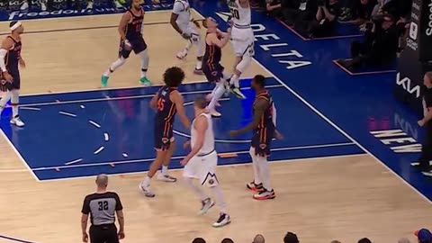 NBA - Jokic goes behind his head with a dime to Aaron Gordon 😱 Nuggets-Knicks