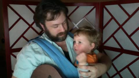 Loving dad sings ‘Hallelujah’ to young daughter