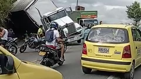 Caos vehicular en el norte por accidente de un tractocamión