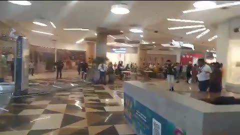 Los estragos de una fuerte tormenta en un centro comercial de La Guajira