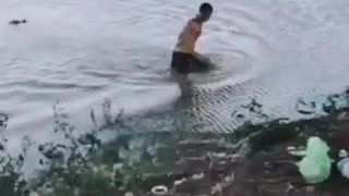 Man is attacked by alligator 😱😱😱😱