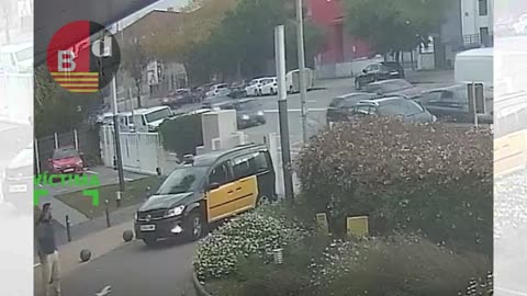 Un ladrón arrastra con el coche a un taxista en Cornellà tras haberle robado