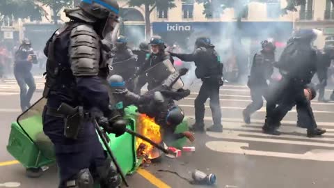 Protests erupt across France against the "covid passport".