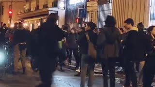 🇫🇷 Alcuni poliziotti si uniscono ai manifestanti.