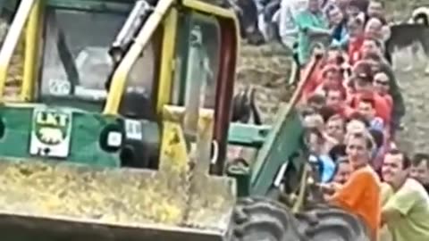 tractors stuck, machines accelerating (58)