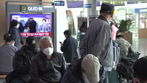 Seoul residents watch news on latest North Korea missile launch