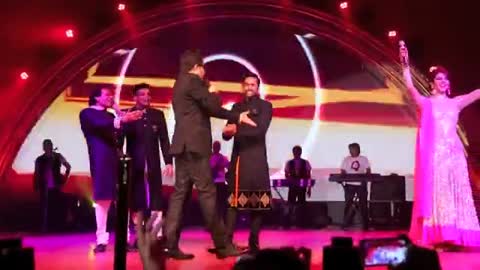 Mika Singh performing with Priyanka Chopra _ Yo Yo Honey Singh - Videos