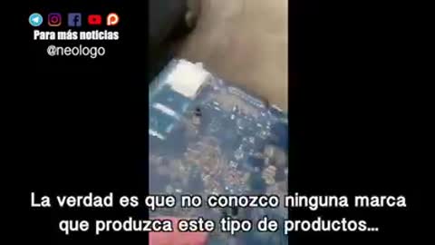 5G antenna official shows his motherboard / funcionario de antenas 5G muestra su placa