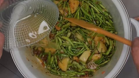 Aloo Mongrey ki Recipe by cooking with farah|How to make potato Radish pods|cooking with Farah
