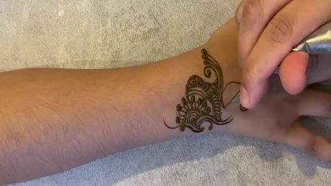 SIMPLE HENNA DESIGN | How to do a quick and simple mehndi design for parties.