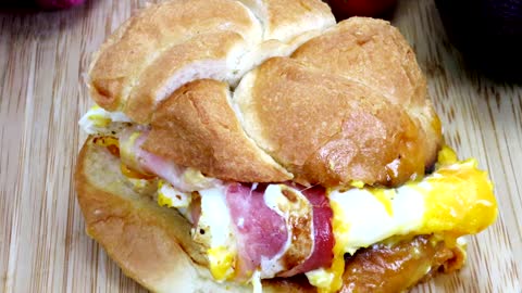 Bacon, egg & cheddar breakfast sandwich