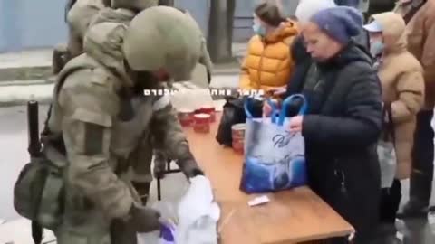 russian soldiers distribute food