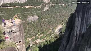 Homem faz salto assustador de penhasco