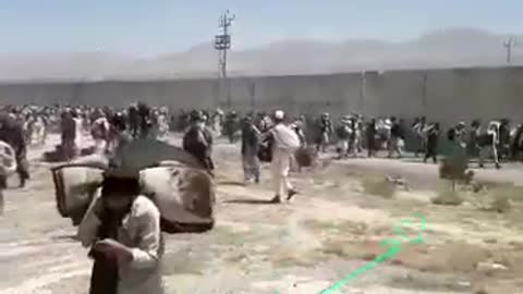 Prisoners leaving Kabul jail after being broken out by Taliban.