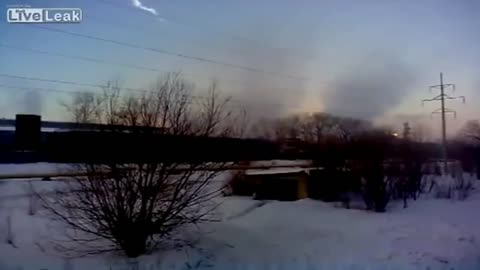 (Best Footage) Impressive Meteor shockwave and explosions - Meteorite in Russia