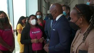 New York: Mayor Adams tours migrant welcome center