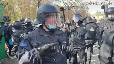 Mit Fäusten gegen die Demokratie – so brutal geht Berlins Polizei gegen Demonstranten vor