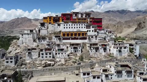 MUST-VISIT PLACES IN LEH VLOG | LADAKH Series-01 THINGS TO DO, STAY, TAXI, CAFES, MARKET & MORE