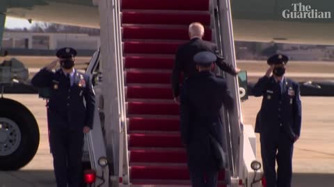 Joe Biden Falls on stairs of Air Force 1