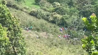 Buseta de transporte escolar, repleta de niños, cayó a un abismo en Santander