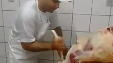 Açougueiro ensina como fazer cortes de carne