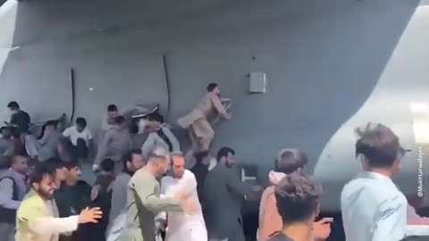 People's climbing and falling from aeroplane in Kabul airport