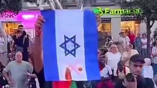 RadioGenoa | Madrid - pro-Hamas Muslims burn symbol Israel shouting "Allah Akbar"