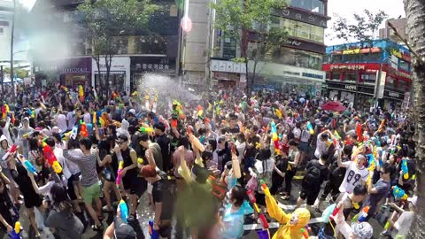 Thousands gather for water gun fight in South Korea