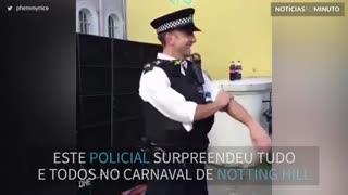 Policial dança e encanta multidão no Carnaval