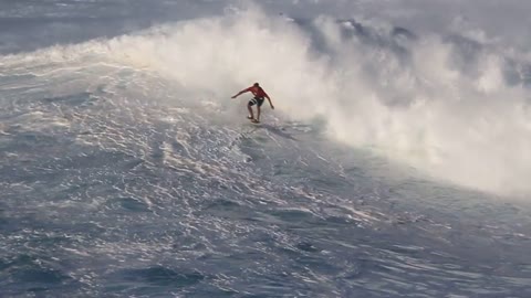Big wave in the Jaws, Peahi