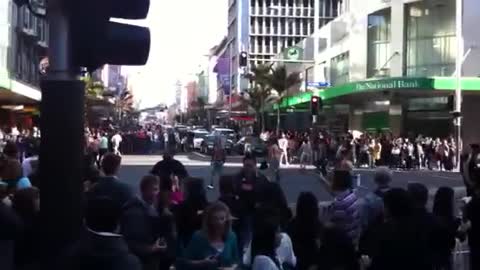 Amazing Flash Mob Maori Haka - queen street intersection