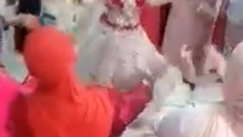 فيديو صاادم : يتخلى عن عروسه يتيمة الأبوين ليلة الزفاف لأن شكلها لم يعجب والدته!!