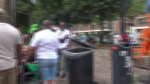 Zomercarnaval Rotterdam 2022 voorbereidingen op Blaak voor de optocht