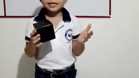 🥰🤭 Gracioso Niño exponiendo sobre figuras geométricas 😂🥰🤭