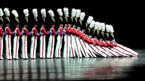 Rockettes realizan una caída cual soldaditos de juguete