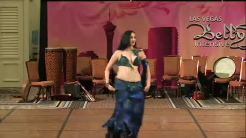 What a beautiful belly dance.