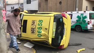Video: Un carro volcado y dos heridos dejó fuerte choque en Bucaramanga