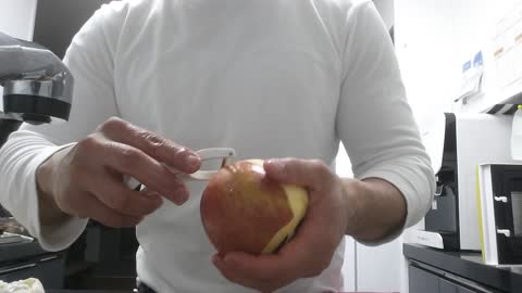 Lifehack How To Peel An Apple Without a Knife