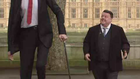 World's Tallest Man Meets The World's Smallest Man !