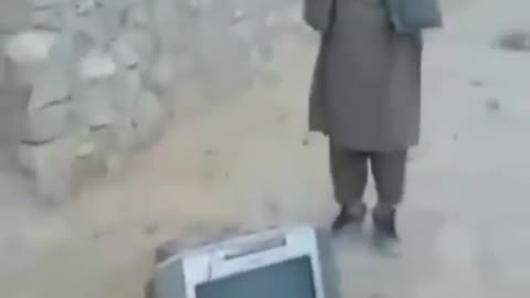 Talibanes destruyen televisores de afganos