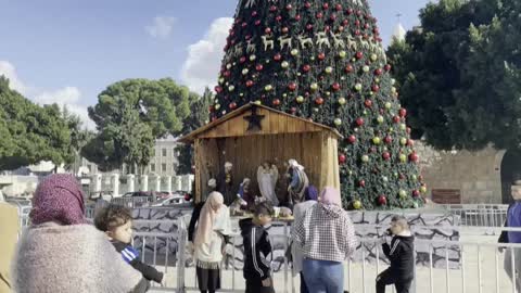 La Navidad versión COVID-19 trae algo de alegría a una Belén casi desierta