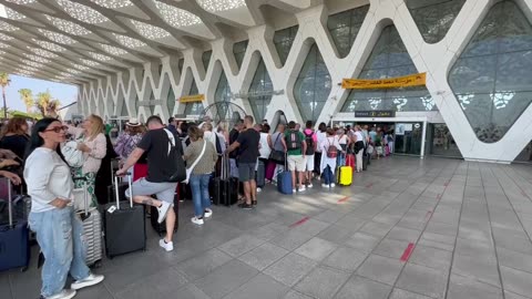 Turistas hacen largas filas en la terminal de salidas del aeropuerto de Marrakech