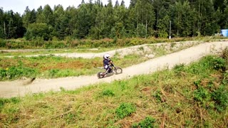 Niño de 2 años domina una pista profesional de motocross